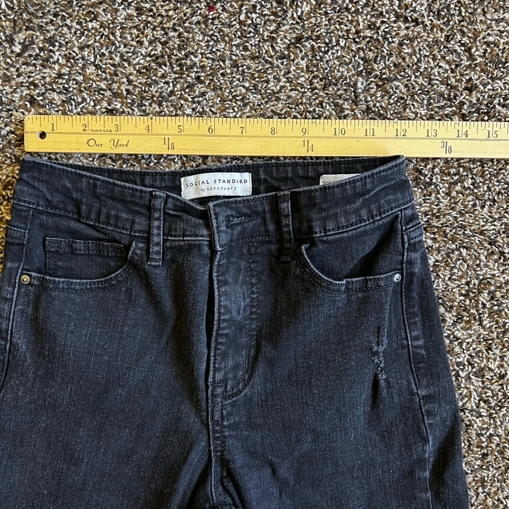 Black High-Waisted Jeans - Picture 2 of 8